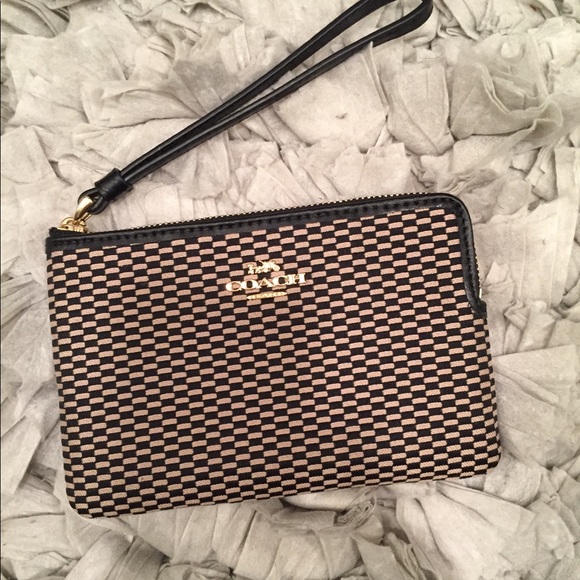 Coach Handbags - Sale 🎁 Coach wristlet.